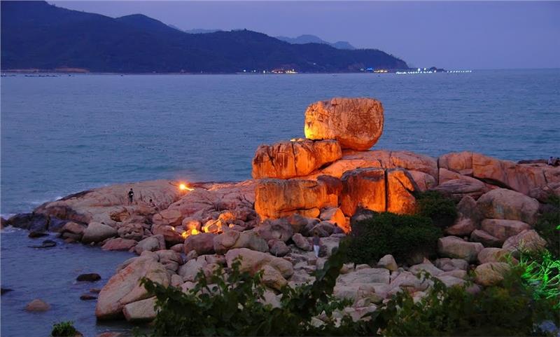 Khung cảnh buổi tối tại Hòn Chồng. (Ảnh ST)