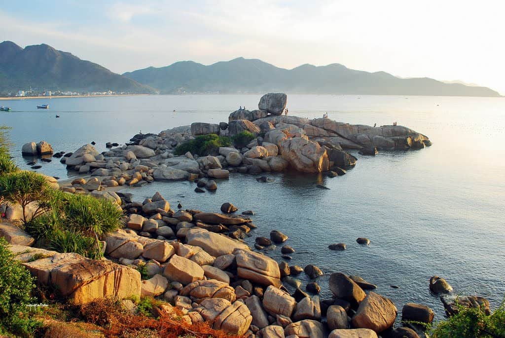 Vẻ đẹp của bờ biển Hòn Chồng. (Ảnh ST)