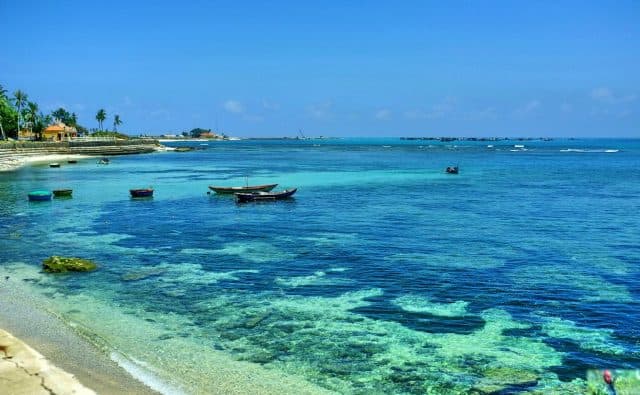 Cảnh đẹp với màu biển xanh ngọc