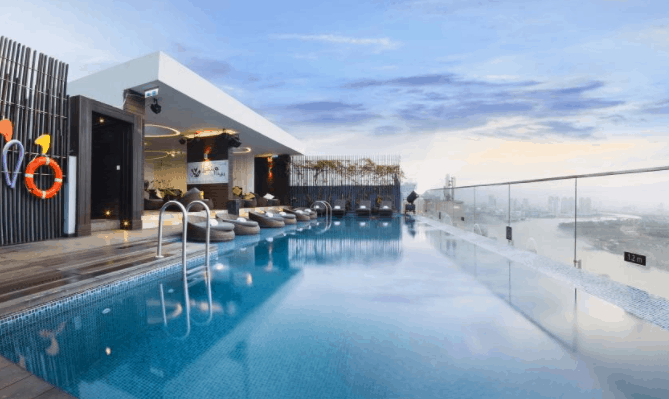 Khu bể bơi sang trảnh tại khách sạn Liberty Central Saigon Riverside Khu bể bơi sang trảnh tại khách sạn Liberty Central Saigon Riverside