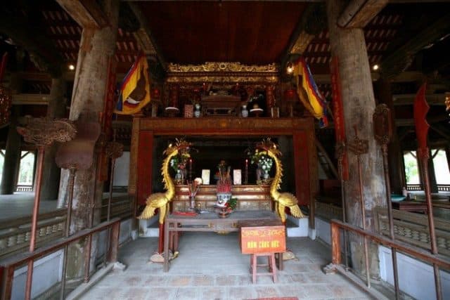 Bên trong đình Mông Phụ (Ảnh: Sưu tầm)