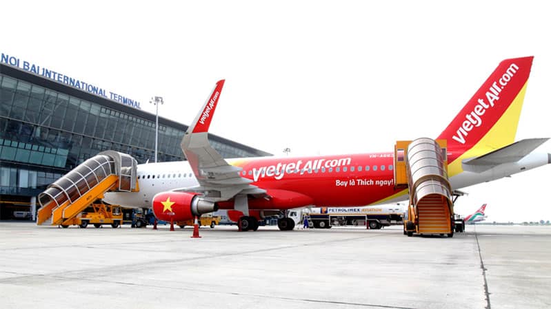 Một chiếc máy bay Vietjet Air đang chờ đón khách tại sân bay. (Ảnh ST)