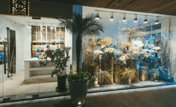 Tầng trệt là nơi các shop trưng bày những loài hoa đẹp Tầng trệt là nơi các shop trưng bày những loài hoa đẹp