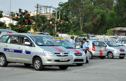 Ảnh chụp Taxi Emasco đang đỗ trên một con phố ở Nha Trang. (Ảnh ST)