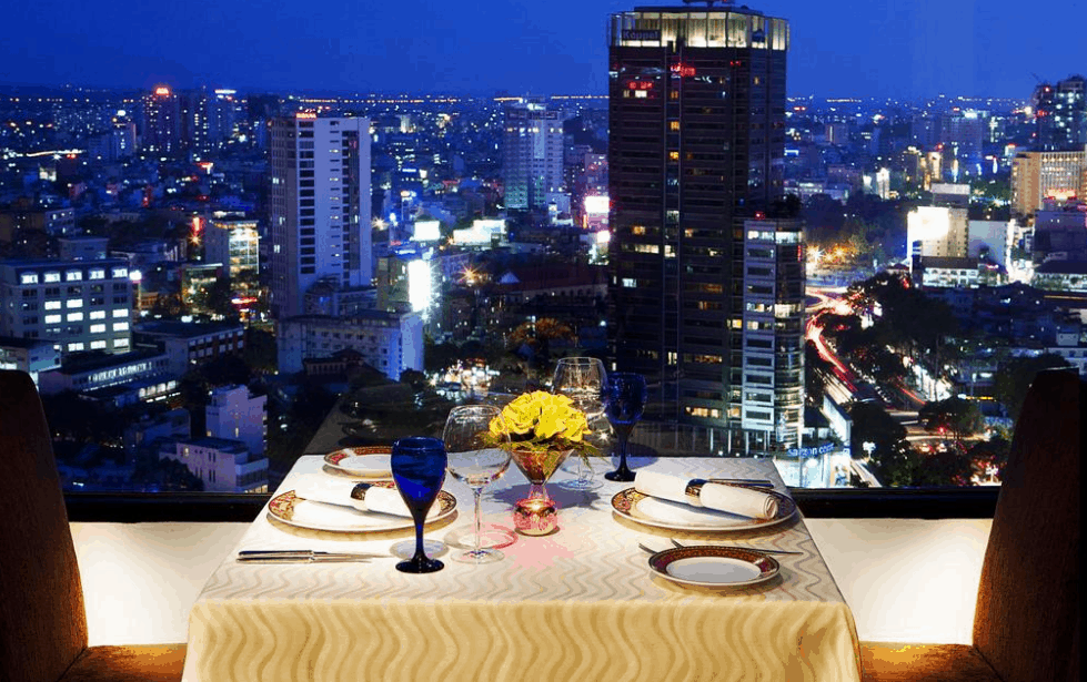 Thưởng thức đồ ăn và ngắm cảnh đêm thành phố tại Sheraton Saigon Thưởng thức đồ ăn và ngắm cảnh đêm thành phố tại Sheraton Saigon