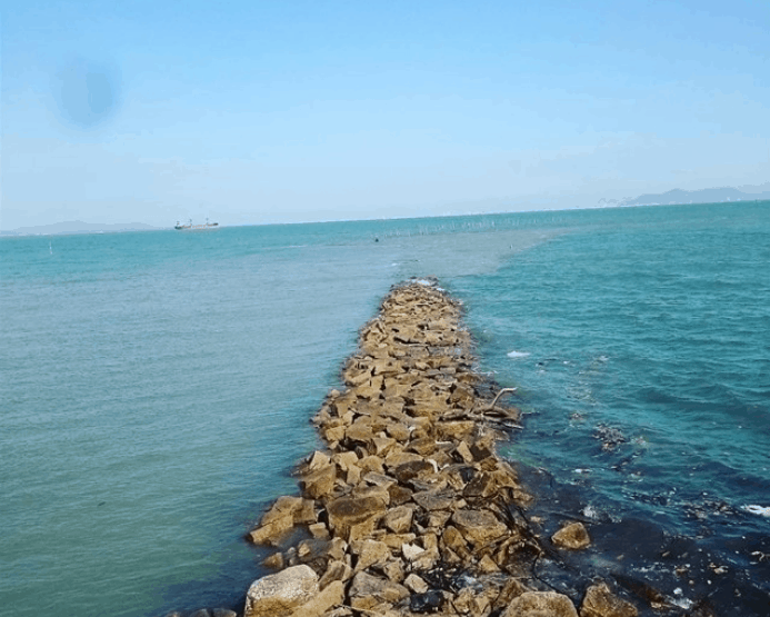 Con đường đá giữa biển