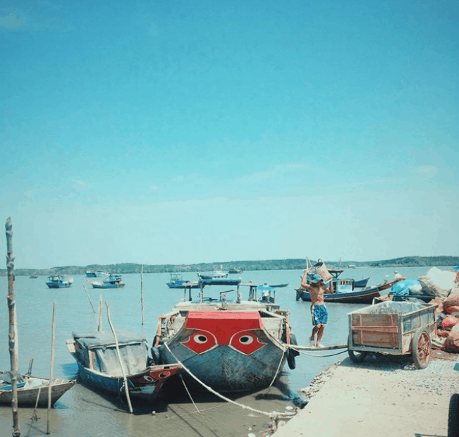 Cuộc sống của người dân trên đảo (sưu tầm) Con đường đá giữa biển