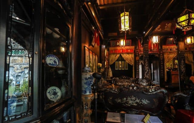 Nguyên liệu chính để xây ngôi nhà là gỗ quý, đá Thanh Hoá và gạch Bát Tràng (Ảnh sưu tầm) 