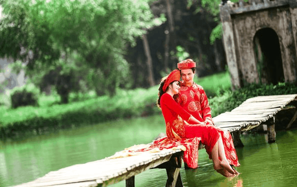 Chụp ảnh cưới trên hồ trong khu du lịch sinh thái Cao Minh Chụp ảnh cưới trên hồ trong khu du lịch sinh thái Cao Minh
