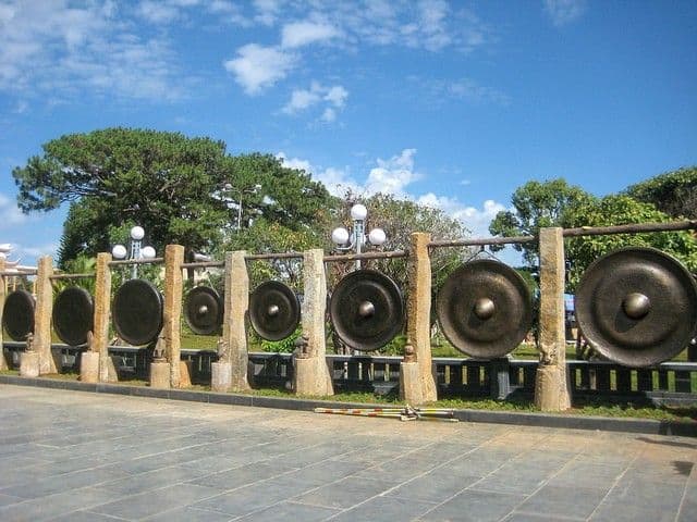 Dàn cồng chiêng Tây Nguyên với chiêng bằng và chiêng núm, một nét đẹp văn hoá rất đặc trưng (Ảnh sưu tầm) 