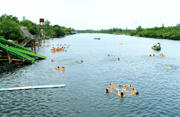 Tại Bằng Lăng Tím có rất nhiều trò chơi cho bạn tham gia Tại Bằng Lăng Tím có rất nhiều trò chơi cho bạn tham gia