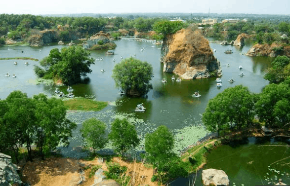 Hồ nước nhân tạo là điểm nhấn cho khu du lịch Bửu Long
