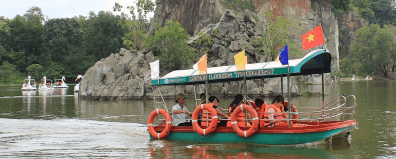 Đi cano ngoạn cảnh khu du lịch Bửu Long