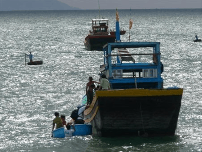 Muốn di chuyển ra đảo phải thuê tàu thuyền 