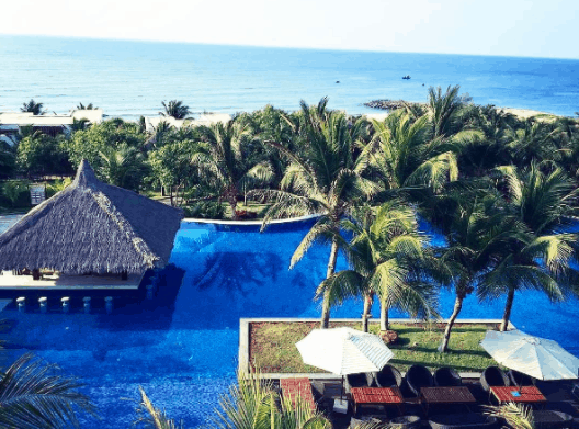 Phan Thiết cũng có nhiều resort, khu nghỉ dưỡng cao cấp