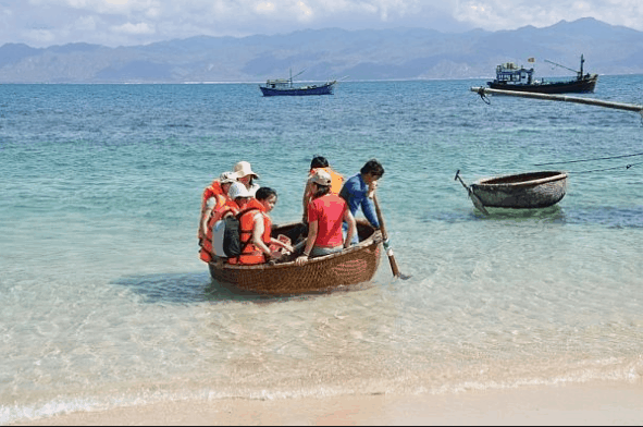 Du khách phải di chuyển thuyền thúng vào đảo vì đảo thuộc sự kiểm soát của bộ đội