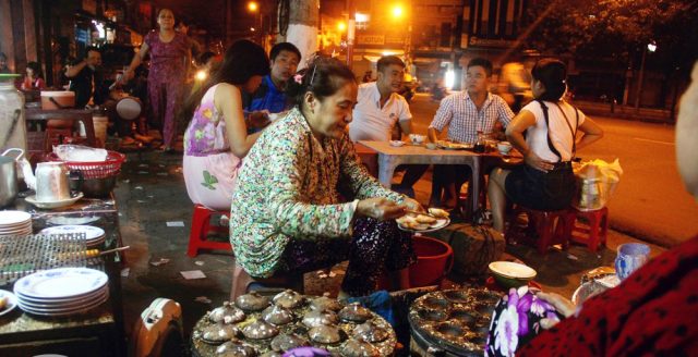 Bánh căn có rất nhiều quán ăn ngon và rẻ