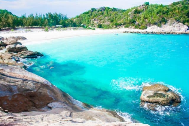 Bãi biển ở đảo Bình Lập (Ảnh ST)