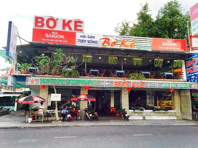 Quán Bờ Kè nằm hướng ra biển (Ảnh ST)