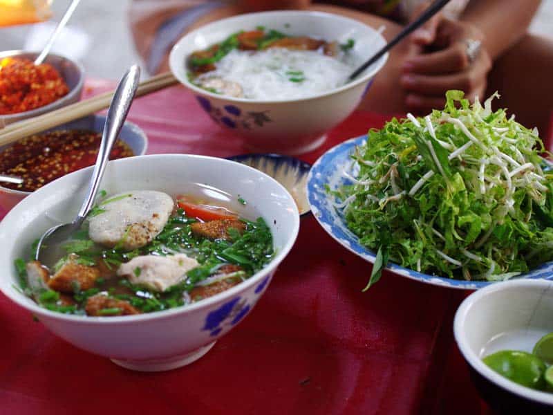 Quán bún vỉa hè nổi tiếng suốt 20 qua tại Nha Trang