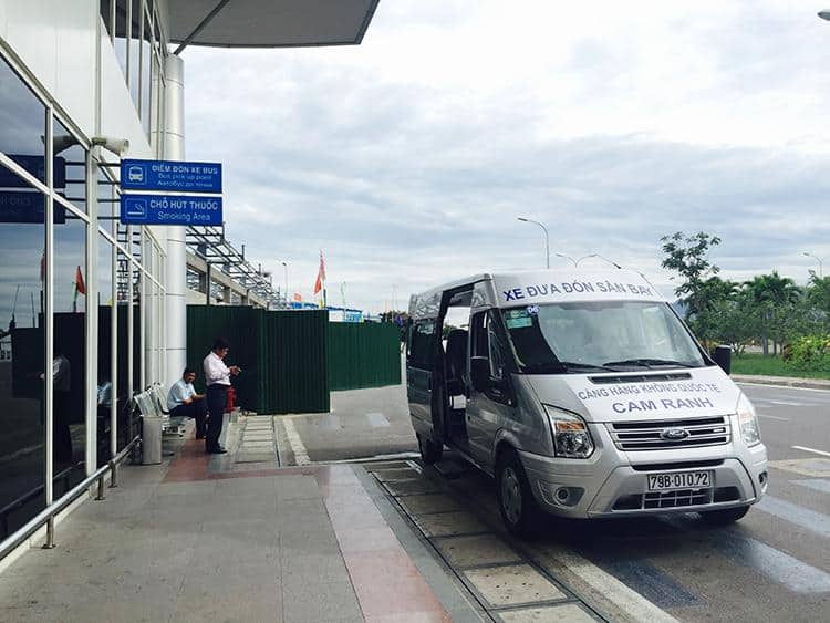 Xe đưa đón tại sân bay Cam Ranh (Ảnh ST)