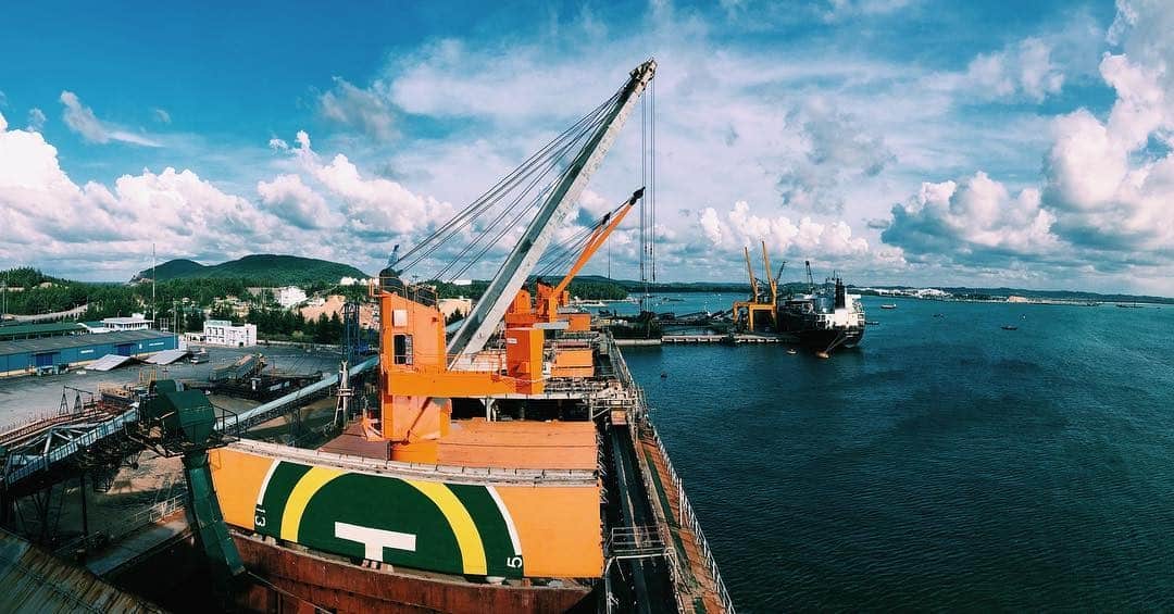Khung cảnh khai thác dầu ở cảng Dung Quất (Ảnh: ST)