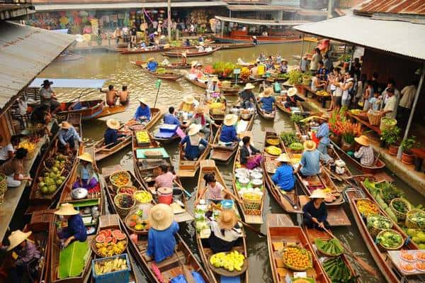 Khu chợ nổi nhộn nhịp đông vui
