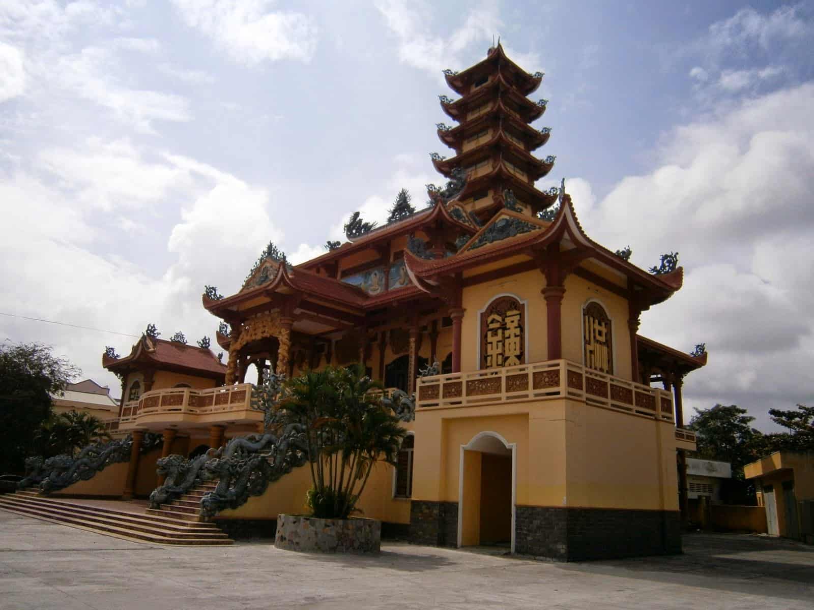 Khung cảnh chùa khá tĩnh mịch (ST)