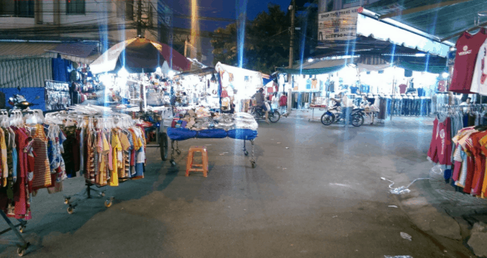 Tại chợ đêm Bình Dương bày bán rất nhiều mặt hàng khác nhau Tại chợ đêm Bình Dương bày bán rất nhiều mặt hàng khác nhau