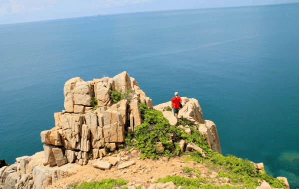 Địa hình chủ yếu tại Côn Đảo là đồi núi Địa hình chủ yếu tại Côn Đảo là đồi núi