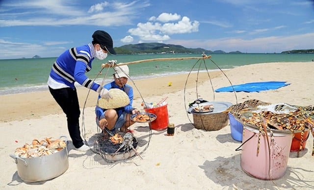 Những gánh hàng hải sản được bán tại bờ biển (Ảnh ST)