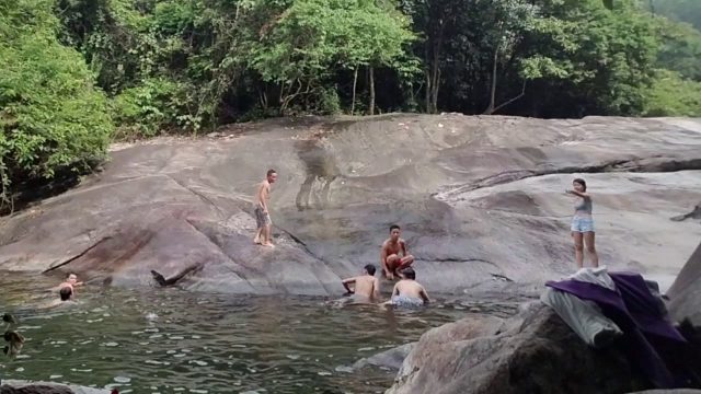 Thác Hố Giang Thơm được rất nhiều người đến thăm quan (Ảnh ST)