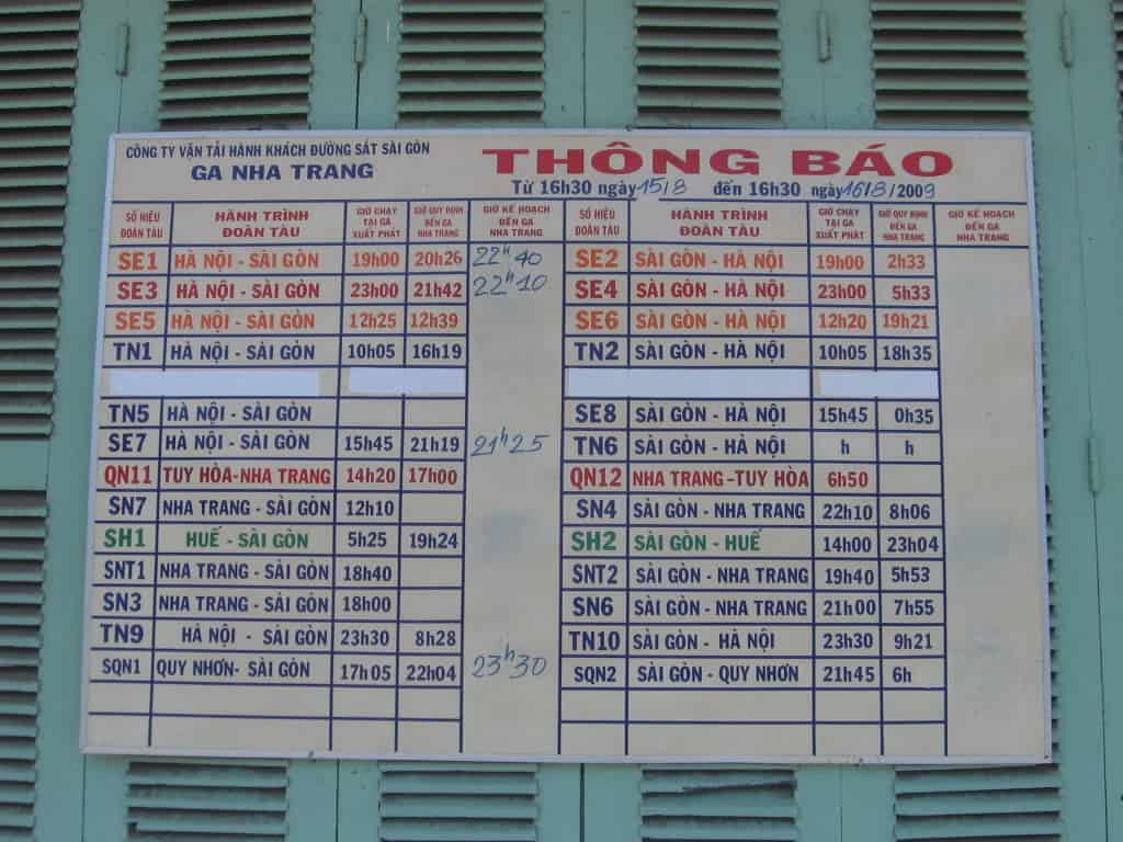 Bảng thông báo giờ tàu chạy quen thuộc (ẢNH ST)