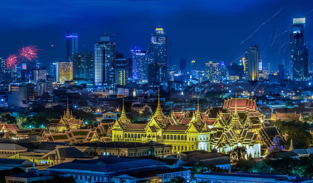 Cung điện Hoàng gia vẫn sáng lung linh ngay cả khi trời tối
