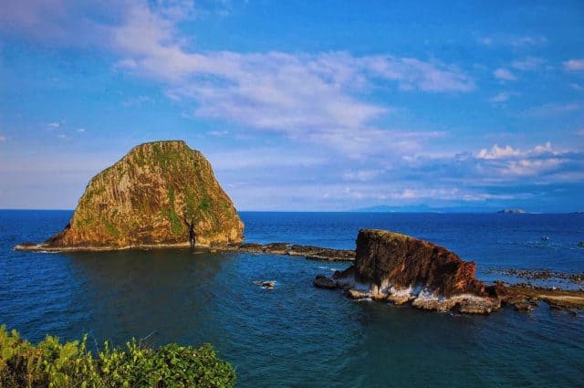 Hòn lớn với những vách núi đá dựng đứng, chóp nón khổng lồ có tên là Hòn Yến, hòn nhỏ là Hòn Sụn (Ảnh sưu tầm) 