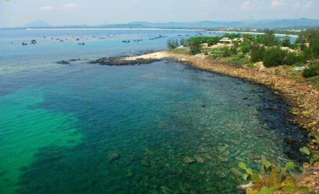 Nước biển mang màu ngọc bích tại Hòn Yến (Ảnh sưu tầm)