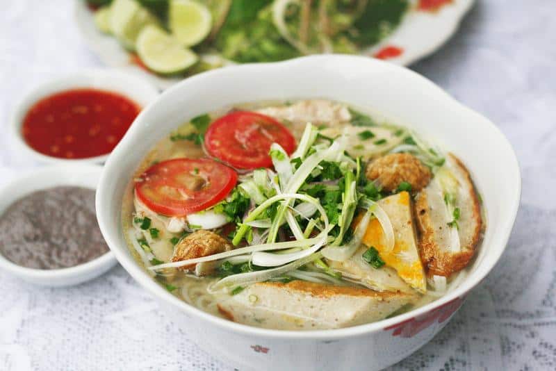 Hãy thử một lần ăn bún cá với chút mắm tôm nhé!