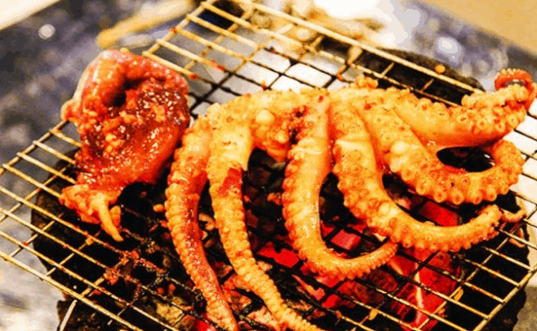 Món mực nướng thu hút rất nhiều du khách thưởng thức Món mực nướng thu hút rất nhiều du khách thưởng thức