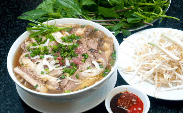 Thưởng thức phở cười