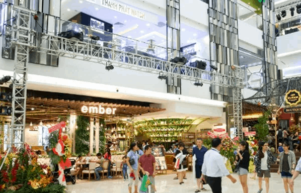 Nhà nhà đổ xô tới Takashimaya để mua sắm Nhà nhà đổ xô tới Takashimaya để mua sắm