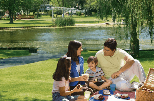Nhiều hộ gia đình chọn hồ Bình An làm địa điểm picnic