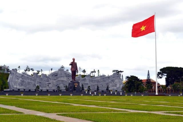 Tượng đúc Hồ Chí Minh lớn nhất Việt Nam, được thực hiện bởi sự khéo léo, tỉ mỉ của nhà điêu khắc Nguyễn Bá Đua (Ảnh sưu tầm) 