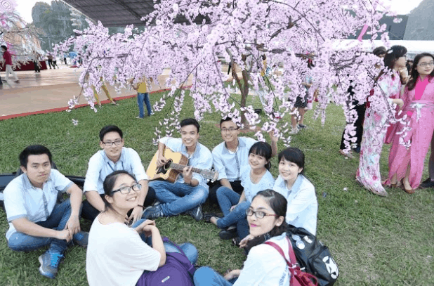 Các bạn trẻ tới công viên 23 tháng 9 để tham gia sự kiện hoa anh đào