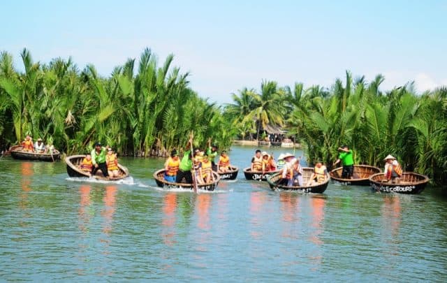 Đi thuyền thúng trong rừng dừa bảy mẫu (Ảnh ST)