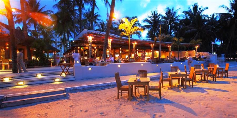 Từ bãi biển nhìn vào Sailing club (Ảnh ST)