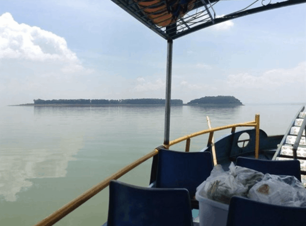 Tàu trở du khách ra tới đảo Ó - Đồng Nai