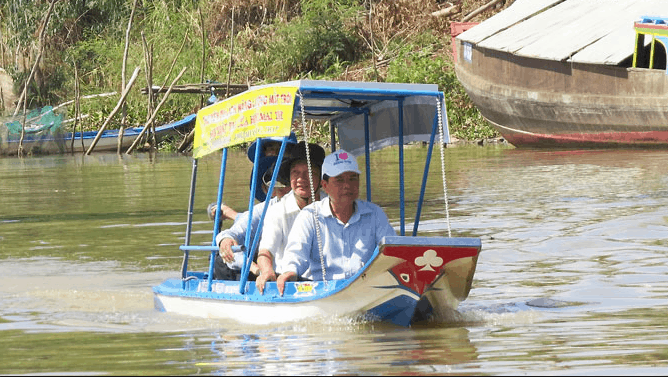 Tham quan các vườn cây, cảnh đẹp ven sông bằng xuồng máy