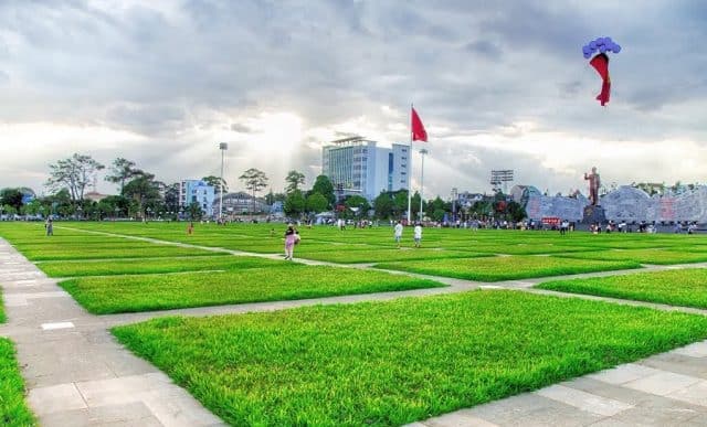 Con đường đi bộ với 205 ô cỏ xanh ngút ngàn (Ảnh sưu tầm) 