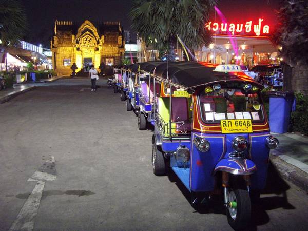 Xe tuk tuk là một nét độc đáo quen thuộc ở đường phố Thái Lan