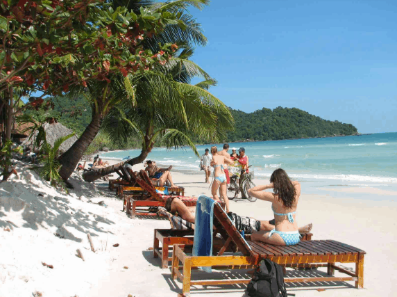 Mùa cao điểm ở Bãi Sao rất đông du khách (sưu tầm) phú quốc có gì đẹp